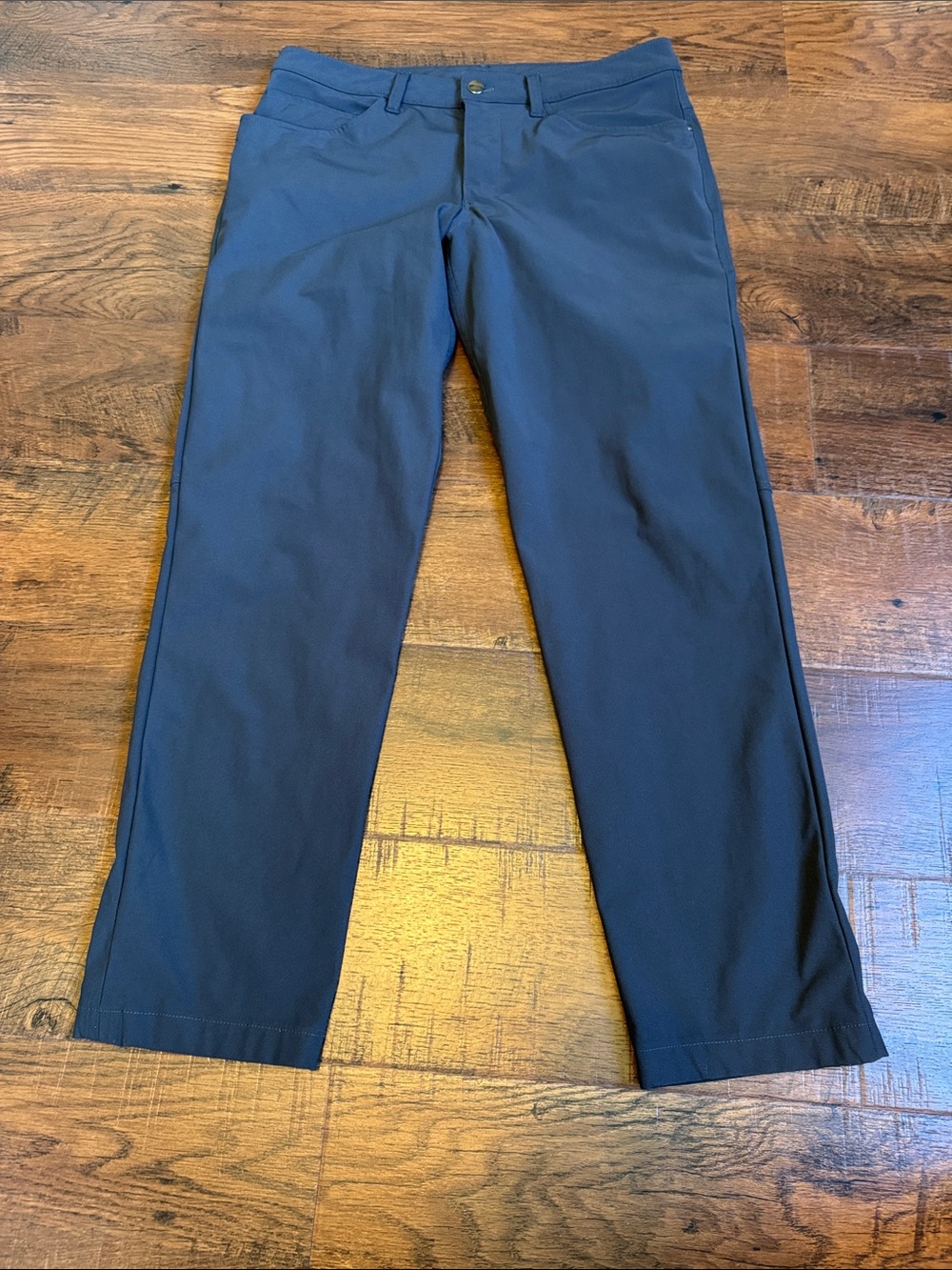 Great pair of men’s Lululemon ABC pants in 32W 28L.